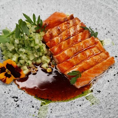 Татаки из лосося в Oysters по цене 690 ₽