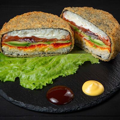 Суши-Бургер с лососем в Pho ma по цене 1229 ₽