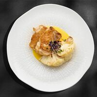 Куриный окорок с цветной капустой и кремом из кукурузы в CLAVIS