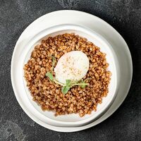 Гречневая каша с яйцом пашот в Amarena