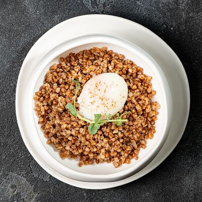 Гречневая каша с яйцом пашот в Amarena по цене 520 ₽