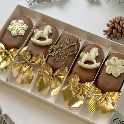 Чизкейки-эскимо с новым годом с лошадками в Кондитерская Конфетка Питер по цене 1500 ₽