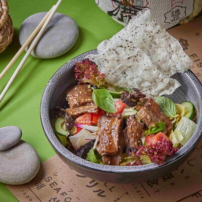 Салат с говядиной и рисовыми чипсами Ном Бо Тай в Шикари по цене 450