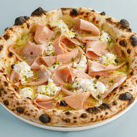 Пицца с мортаделлой, фисташками и страчателлой в Терраса