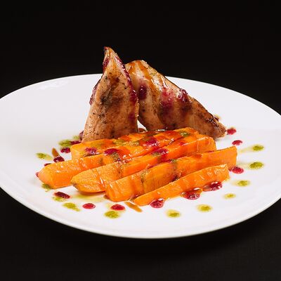 Куриная грудка с морковьюв Harats Pub по цене 725 ₽