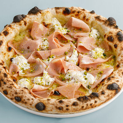 Пицца с мортаделлой, фисташками и страчателлой в Терраса по цене 1590 ₽