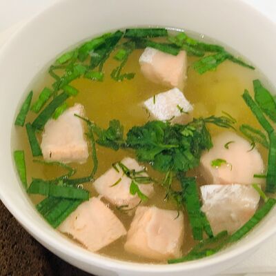 Уха по-русски с семгой и луком-пореем в Вкусный выбор по цене 720 ₽