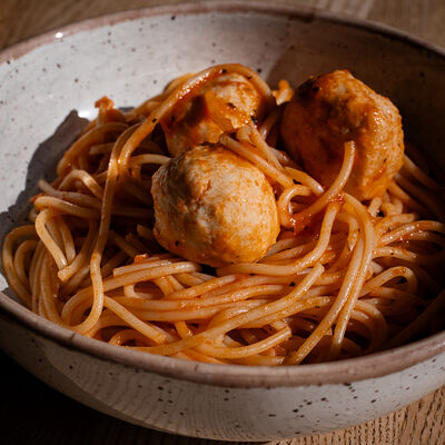 Фрикадельки со спагетти в томатном соусе 200гр в Polla Vina по цене 385 ₽