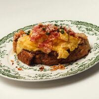 Скрембл-тост с беконом в Bistro 8am