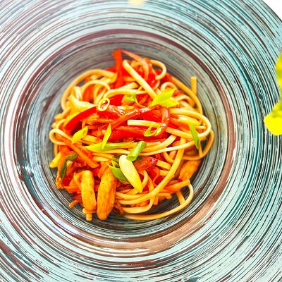 Лапша удон с курицей в кисло-сладком соусе в Алегрия по цене 498 ₽