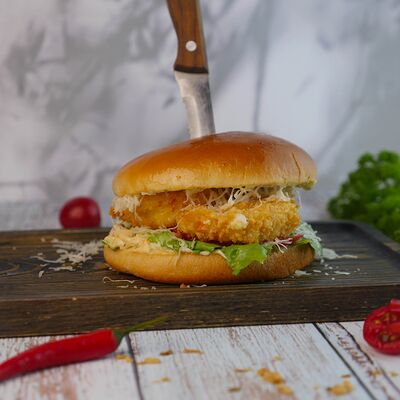 Бургер с креветками темпура в Гастробар Крапива по цене 600 ₽