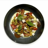 Теплый салат с курицей гриль и авокадо в Место Про Тесто