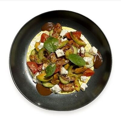 Теплый салат с курицей гриль и авокадо в Место Про Тесто по цене 545 ₽