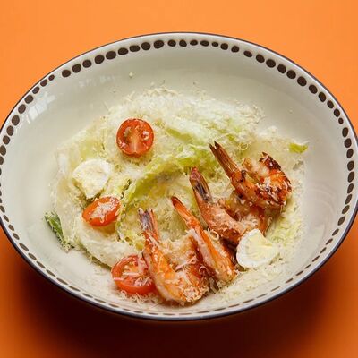 Салат Цезарь с тигровыми креветками в Папа Рядом Гриль-паб по цене 615 ₽