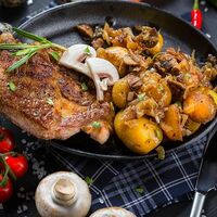 Стейк из cвинoй шеи с картофелем стоун в A la Russe - Русская Кухня