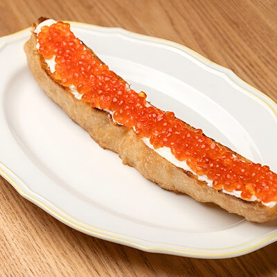 Фокачча с красной икрой и креметтев Olio по цене 1490 ₽