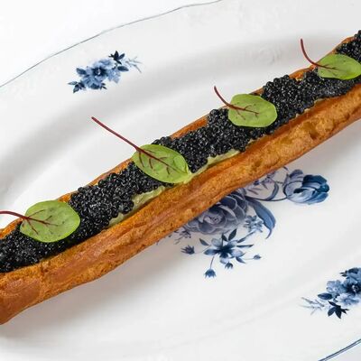 Эклер с лососем в Osteria Amici по цене 490 ₽