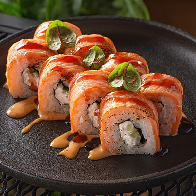 Ролл Филадельфия с опаленным лососем в Густо & Пряно по цене 898 ₽