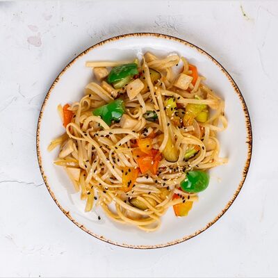 Лапша вок с курицей в Pizza Sun по цене 449 ₽