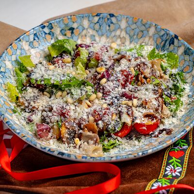 Теплый салат с лисичками и беконом в Итальянцы по цене 640 ₽