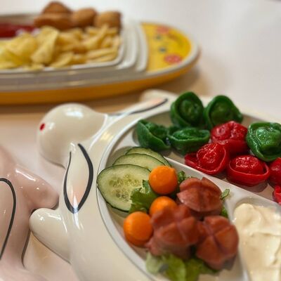 Пельмешки, сосиски, сметана, огурчик, морковка в Дом по цене 660 ₽