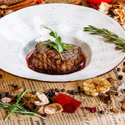 Стейк Рибай с пряным ягодным соусом в Столица по цене 3750 ₽