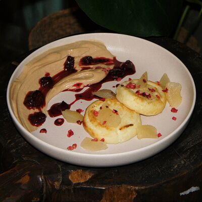 Сырники с кремом из варёной сгущёнки, груша в сиропе в Offshore по цене 350 ₽