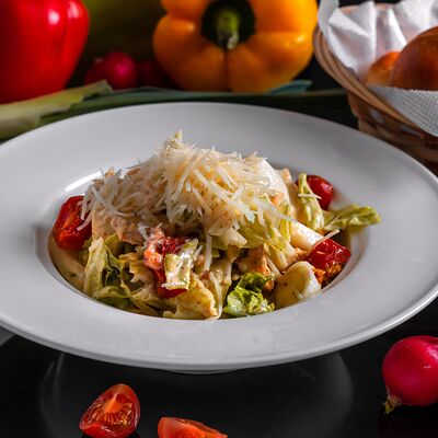 Салат Цезарь с курицей в Тесоро по цене 640 ₽