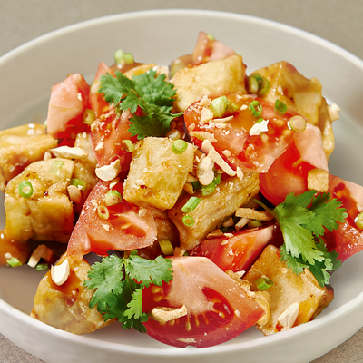 Салат из хрустящих баклажанов и томатов в соусе Чили в Pho Bo и Том Ям по цене 299 ₽