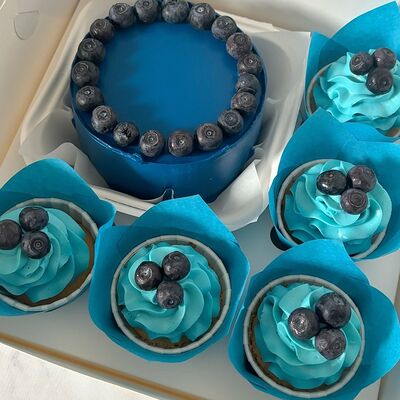 Бенто-торт и капкейки Синие с голубикой в Кондитерская Конфетка Питер по цене 3450 ₽