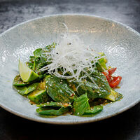 Салат овощной с авокадо и шпинатом в Doge