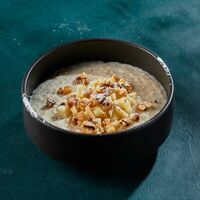 Каша овсяная с фруктами и гранолой в Juno