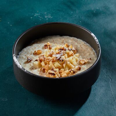 Каша овсяная с фруктами и гранолой в Juno по цене 390 ₽