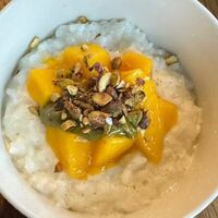 Рисовая каша с манго и фисташковой пастой в Avcd Coffee