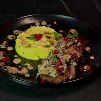 Томленая говядина с мятым картофелем в Red Rocket Bar