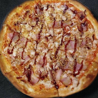 Пицца Барбекю М в SUSHIROLLS по цене 590 ₽