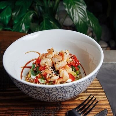 Салат с жареными креветками и чукой в Эбби Noodles & Sushi Bar по цене 720 ₽