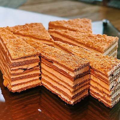 Пирожное Медовик на масляном креме в Кондитерская Эклер по цене 371 ₽