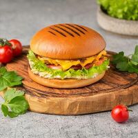 Фирменный бургер в Mitchell Grill