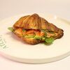Круассан с мурманским лососемв Atlant bistro по цене 690