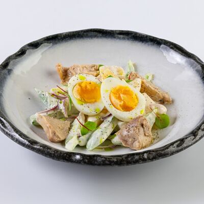 Салат с печенью трески, овощами и яйцом в Rose Bar Crocus City по цене 900 ₽