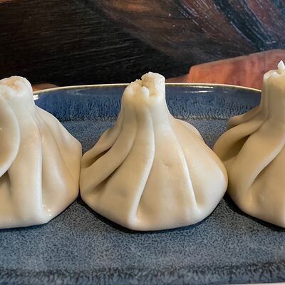 Отварные хинкали со свининой и говядиной в Сандро по цене 550 ₽