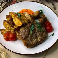 Стейк из свинины с картофелем Айдахо и грибами гриль в Аврора