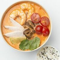 Том Ям с креветкой и копчёной курицей в Рис