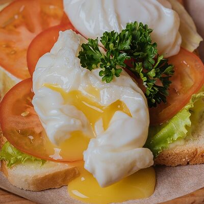 Яйцо пашот на тосте в Любимое по цене 250 ₽