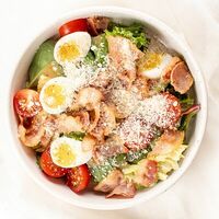 Салат с беконом, яйцом и медово-горчичной заправкой в Mojo