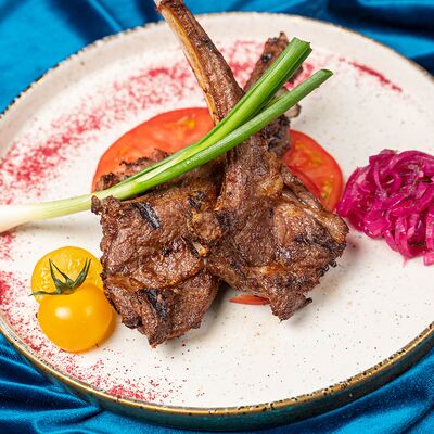 Каре ягненка с томатами в Эндорфин по цене 2100 ₽