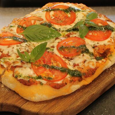 Пицца Маргарита с соусом песто в Хлеб & Булки по цене 740 ₽