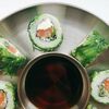 Ролл с лососем и огурцом в салате чука в Da Sushi по цене 22