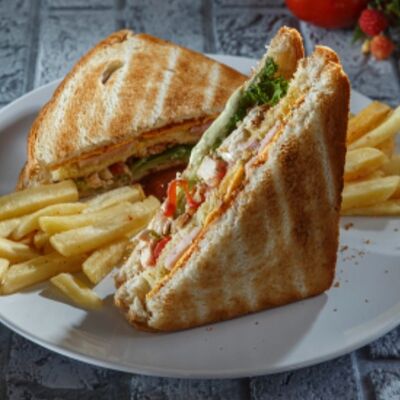 Клаб сэндвич со свининой в МангалРум по цене 630 ₽